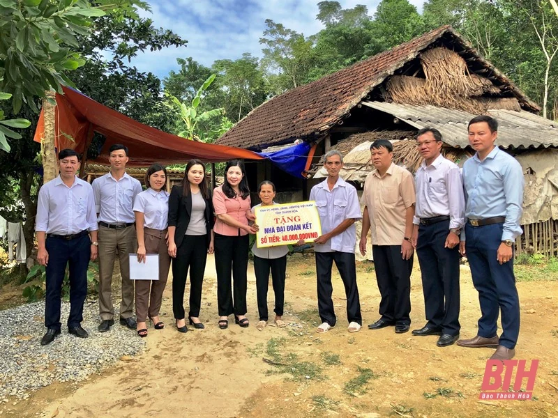 Trưởng Ban Dân vận Tỉnh ủy, Chủ tịch Ủy ban MTTQ tỉnh Phạm Thị Thanh Thủy dự Ngày hội Đại đoàn kết toàn dân tộc tại Khu dân cư thôn Bót, xã Minh Sơn