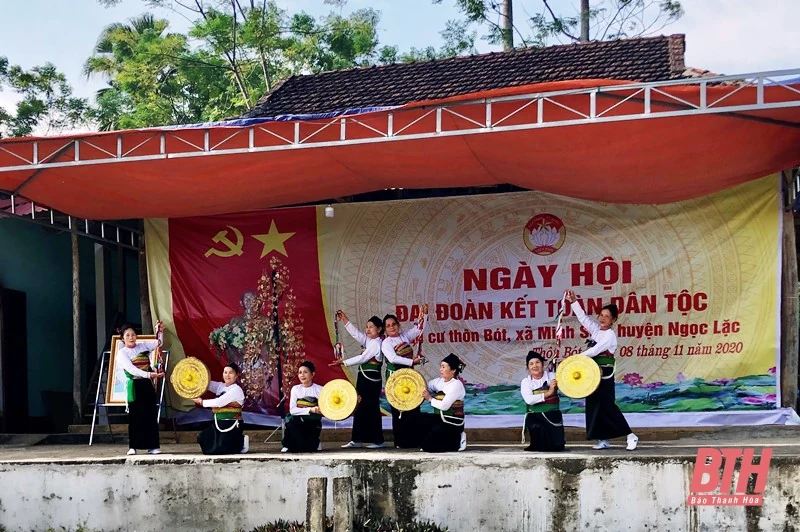 Trưởng Ban Dân vận Tỉnh ủy, Chủ tịch Ủy ban MTTQ tỉnh Phạm Thị Thanh Thủy dự Ngày hội Đại đoàn kết toàn dân tộc tại Khu dân cư thôn Bót, xã Minh Sơn