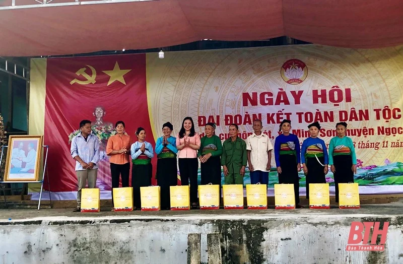 Trưởng Ban Dân vận Tỉnh ủy, Chủ tịch Ủy ban MTTQ tỉnh Phạm Thị Thanh Thủy dự Ngày hội Đại đoàn kết toàn dân tộc tại Khu dân cư thôn Bót, xã Minh Sơn
