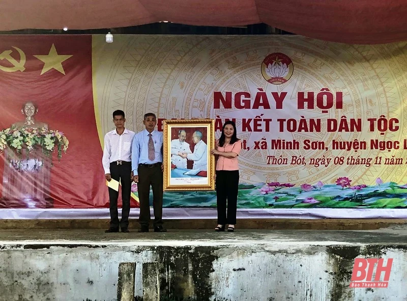 Trưởng Ban Dân vận Tỉnh ủy, Chủ tịch Ủy ban MTTQ tỉnh Phạm Thị Thanh Thủy dự Ngày hội Đại đoàn kết toàn dân tộc tại Khu dân cư thôn Bót, xã Minh Sơn