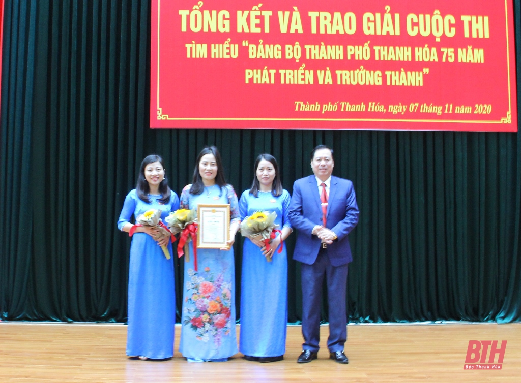 Trao giải cuộc thi tìm hiểu “Đảng bộ thành phố Thanh Hoá 75 năm phát triển và trưởng thành”