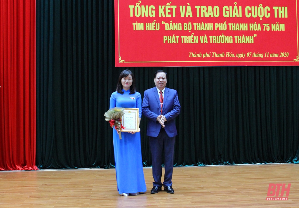 Trao giải cuộc thi tìm hiểu “Đảng bộ thành phố Thanh Hoá 75 năm phát triển và trưởng thành”