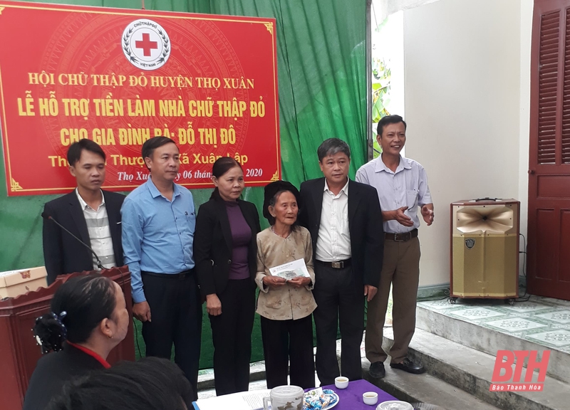 Bàn giao nhà “Chữ thập đỏ” cho hộ có hoàn cảnh đặc biệt khó khăn ở Thọ Xuân