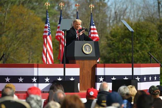 Tổng thống Trump tăng tốc chiến dịch vận động cuối tới bang chiến địa