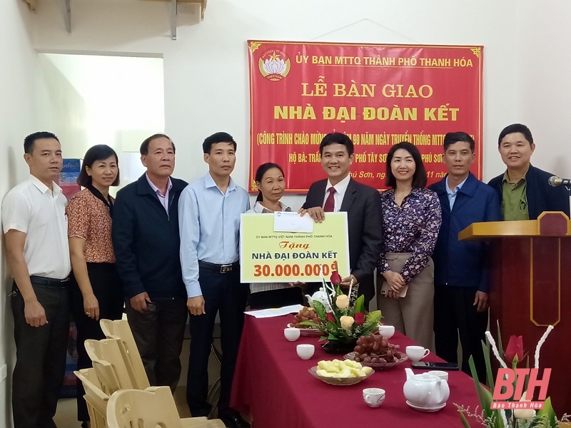 Ủy ban MTTQ thành phố Thanh Hóa bàn giao Nhà đại đoàn kết cho hộ nghèo 