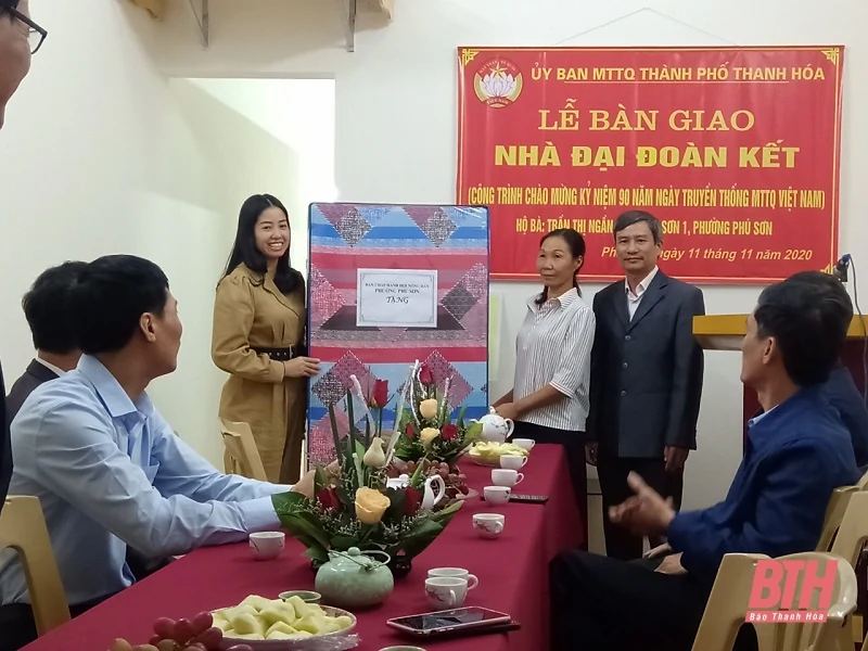 Ủy ban MTTQ thành phố Thanh Hóa bàn giao Nhà đại đoàn kết cho hộ nghèo 