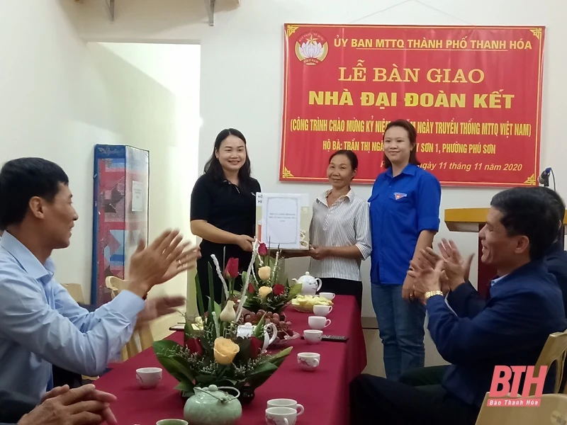 Ủy ban MTTQ thành phố Thanh Hóa bàn giao Nhà đại đoàn kết cho hộ nghèo 