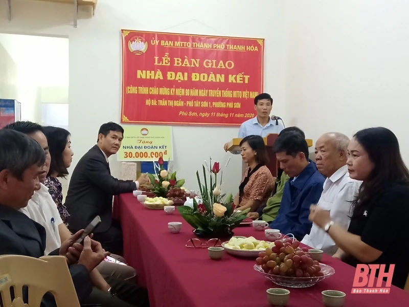 Ủy ban MTTQ thành phố Thanh Hóa bàn giao Nhà đại đoàn kết cho hộ nghèo 