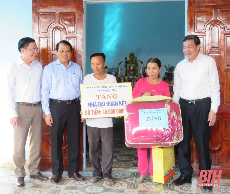 Trưởng ban Tổ chức Tỉnh uỷ Nguyễn Văn Hùng, dự Ngày hội Đ ại đoàn kết toàn dân tại huyện Thọ Xuân