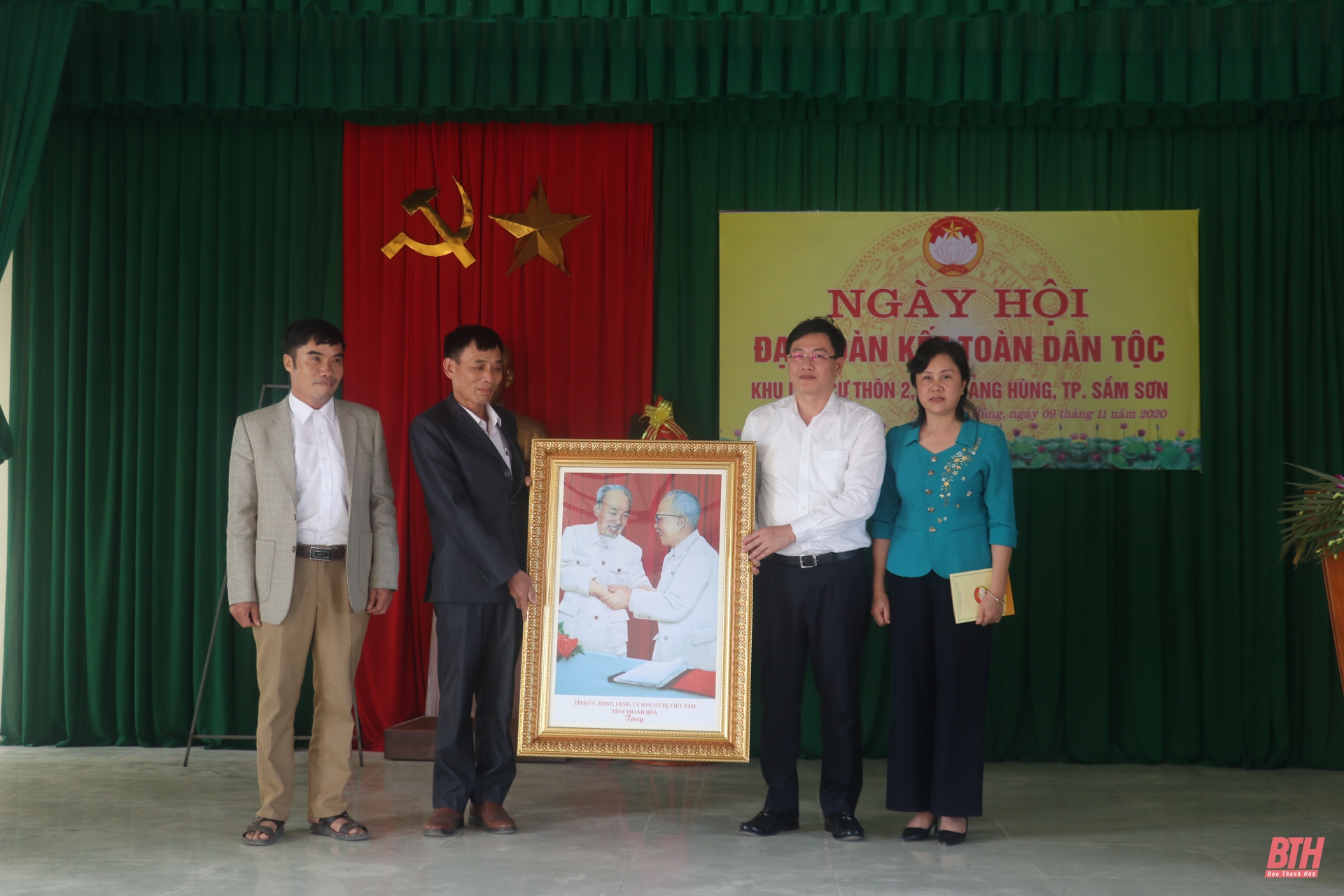 Phó Chủ tịch UBND tỉnh Mai Xuân Liêm dự Ngày hội đại đoàn kết toàn dân tộc tại TP Sầm Sơn
