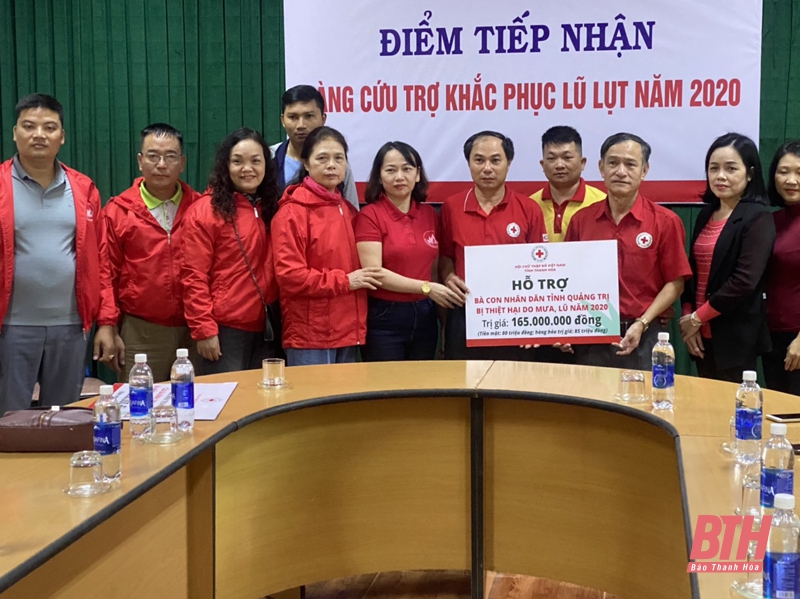 Chương trình “Hướng về miền Trung” trao quà cho nhân dân vùng lũ 3 tỉnh Hà Tĩnh, Quảng Bình, Quảng Trị