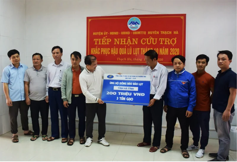 Tổng Công ty Đầu tư xây dựng và Thương mại Anh Phát hỗ trợ đồng bào lũ, lụt Miền Trung