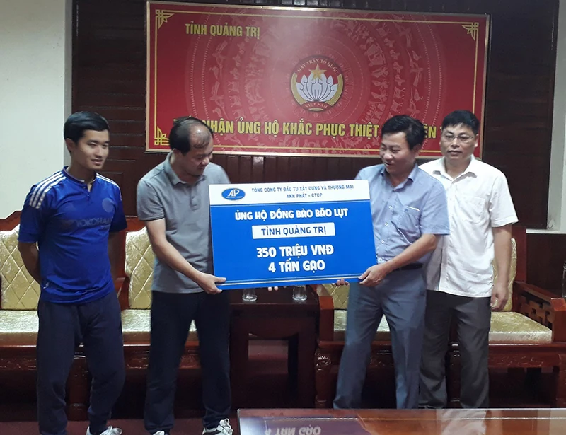 Tổng Công ty Đầu tư xây dựng và Thương mại Anh Phát hỗ trợ đồng bào lũ, lụt Miền Trung