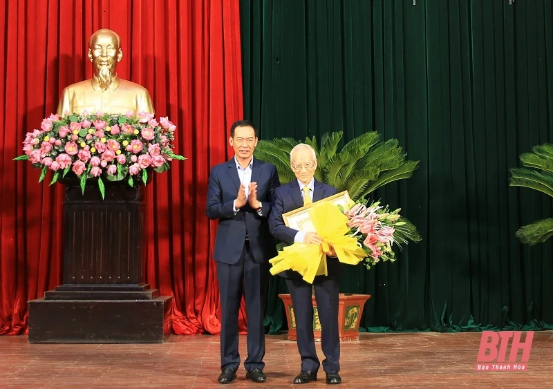 Kỷ niệm Ngày nhà Giáo Việt Nam và trao học bổng của gia đình Giáo sư Lê Viết Ly cho học sinh, sinh viên