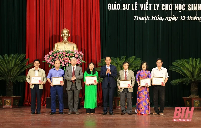 Kỷ niệm Ngày nhà Giáo Việt Nam và trao học bổng của gia đình Giáo sư Lê Viết Ly cho học sinh, sinh viên