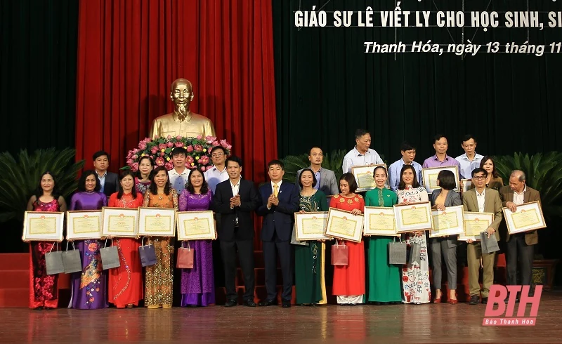 Kỷ niệm Ngày nhà Giáo Việt Nam và trao học bổng của gia đình Giáo sư Lê Viết Ly cho học sinh, sinh viên