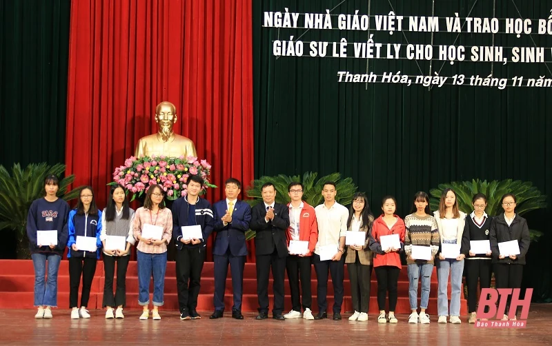 Kỷ niệm Ngày nhà Giáo Việt Nam và trao học bổng của gia đình Giáo sư Lê Viết Ly cho học sinh, sinh viên