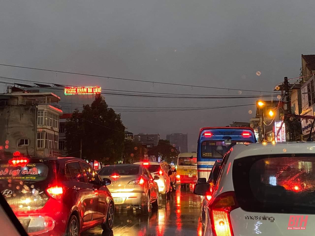 Giờ cao điểm, trời mưa, nhiều tuyến đường ở TP Thanh Hóa ùn tắc kéo dài