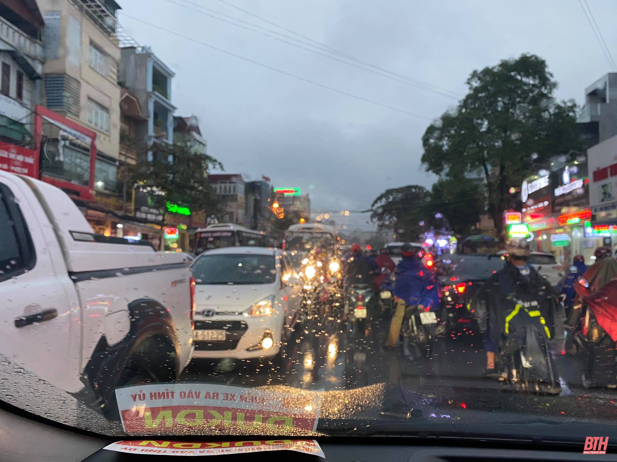 Giờ cao điểm, trời mưa, nhiều tuyến đường ở TP Thanh Hóa ùn tắc kéo dài