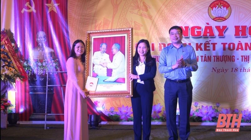 Chủ tịch Ủy ban MTTQ tỉnh Thanh Hóa Phạm Thị Thanh Thủy dự Ngày hội Đại đoàn kết toàn dân tộc tại Quảng Xương
