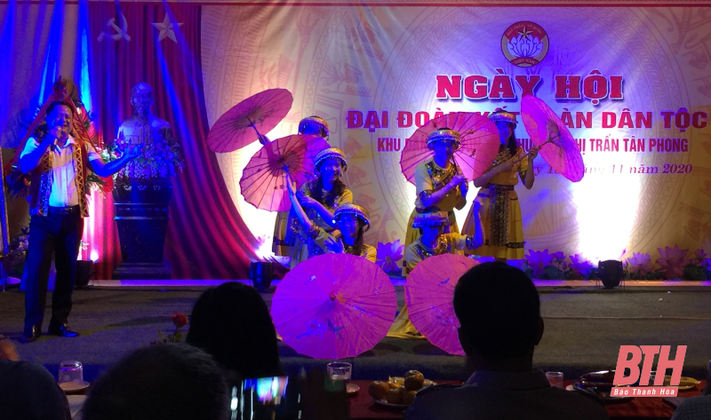 Chủ tịch Ủy ban MTTQ tỉnh Thanh Hóa Phạm Thị Thanh Thủy dự Ngày hội Đại đoàn kết toàn dân tộc tại Quảng Xương