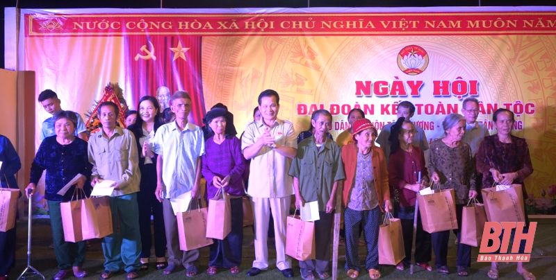 Chủ tịch Ủy ban MTTQ tỉnh Thanh Hóa Phạm Thị Thanh Thủy dự Ngày hội Đại đoàn kết toàn dân tộc tại Quảng Xương