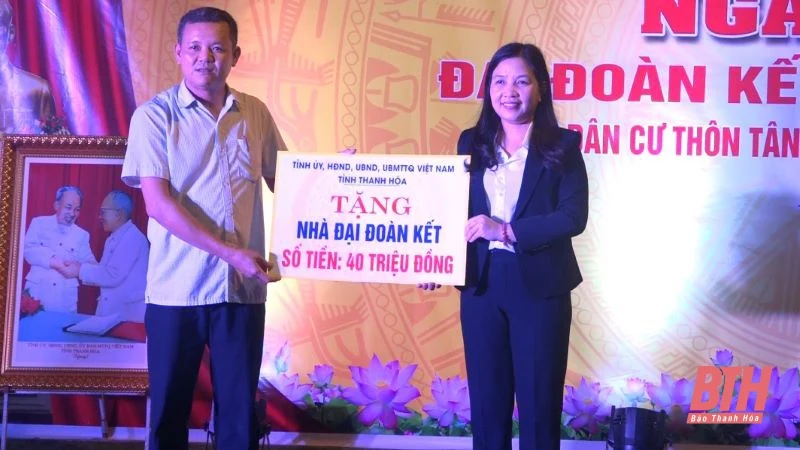 Chủ tịch Ủy ban MTTQ tỉnh Thanh Hóa Phạm Thị Thanh Thủy dự Ngày hội Đại đoàn kết toàn dân tộc tại Quảng Xương
