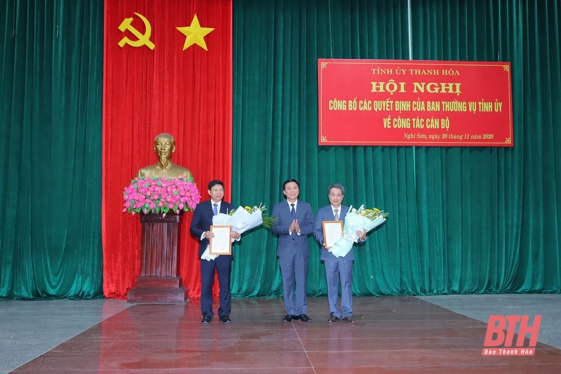 Trao Quyết định về công tác cán bộ cho các đồng chí Ủy viên Ban Thường vụ Tỉnh ủy, Ủy viên ban chấp hành Đảng bộ tỉnh Thanh Hóa khóa XIX
