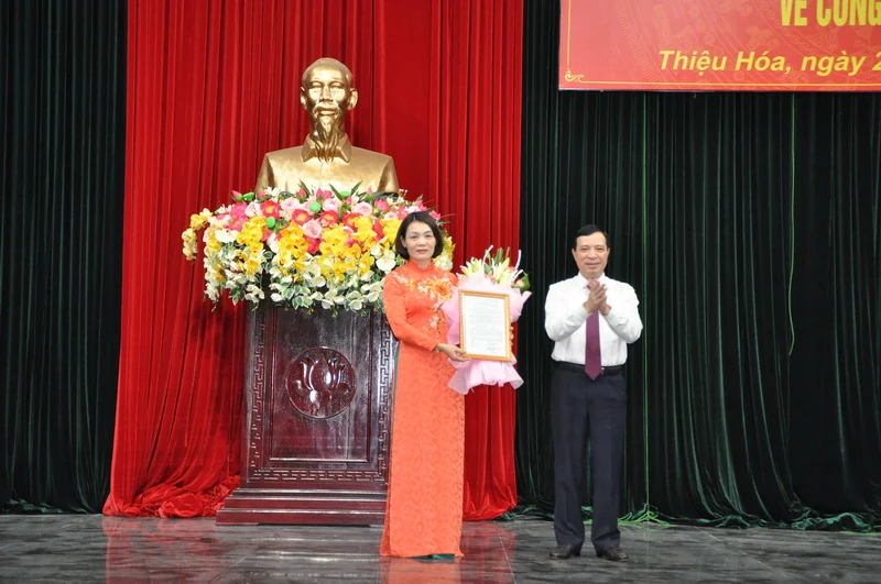 Trao Quyết định về công tác cán bộ cho các đồng chí Ủy viên Ban Thường vụ Tỉnh ủy, Ủy viên ban chấp hành Đảng bộ tỉnh Thanh Hóa khóa XIX