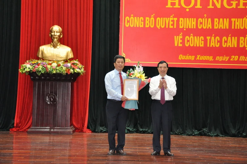 Trao Quyết định về công tác cán bộ cho các đồng chí Ủy viên Ban Thường vụ Tỉnh ủy, Ủy viên ban chấp hành Đảng bộ tỉnh Thanh Hóa khóa XIX