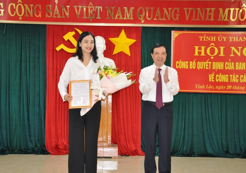 Trao Quyết định về công tác cán bộ cho các đồng chí Ủy viên Ban Thường vụ Tỉnh ủy, Ủy viên ban chấp hành Đảng bộ tỉnh Thanh Hóa khóa XIX