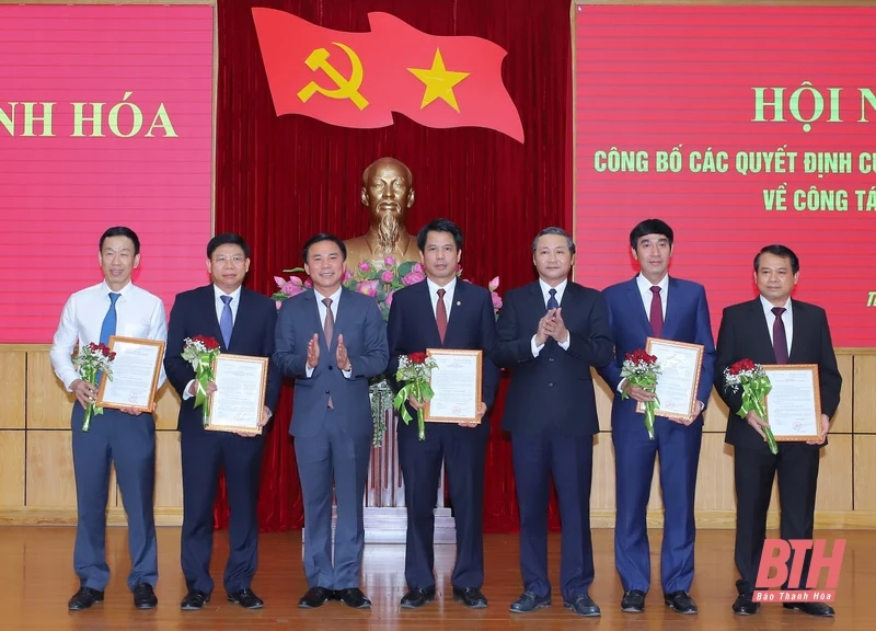 Trao Quyết định về công tác cán bộ cho các đồng chí Ủy viên Ban Thường vụ Tỉnh ủy, Ủy viên ban chấp hành Đảng bộ tỉnh Thanh Hóa khóa XIX