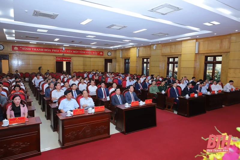 Trao Quyết định về công tác cán bộ cho các đồng chí Ủy viên Ban Thường vụ Tỉnh ủy, Ủy viên ban chấp hành Đảng bộ tỉnh Thanh Hóa khóa XIX
