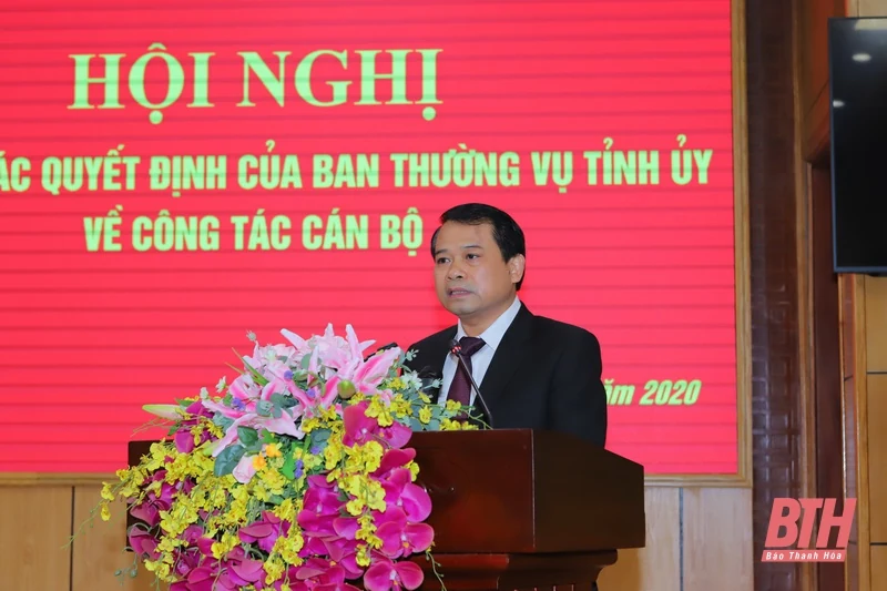 Trao Quyết định về công tác cán bộ cho các đồng chí Ủy viên Ban Thường vụ Tỉnh ủy, Ủy viên ban chấp hành Đảng bộ tỉnh Thanh Hóa khóa XIX