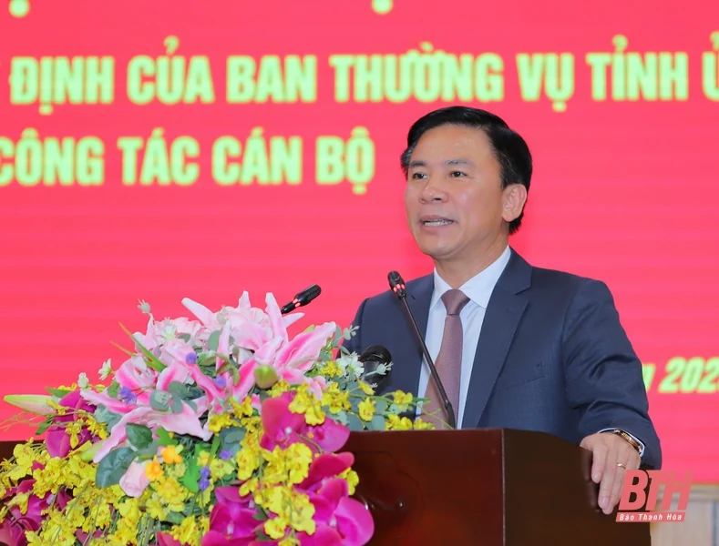 Trao Quyết định về công tác cán bộ cho các đồng chí Ủy viên Ban Thường vụ Tỉnh ủy, Ủy viên ban chấp hành Đảng bộ tỉnh Thanh Hóa khóa XIX