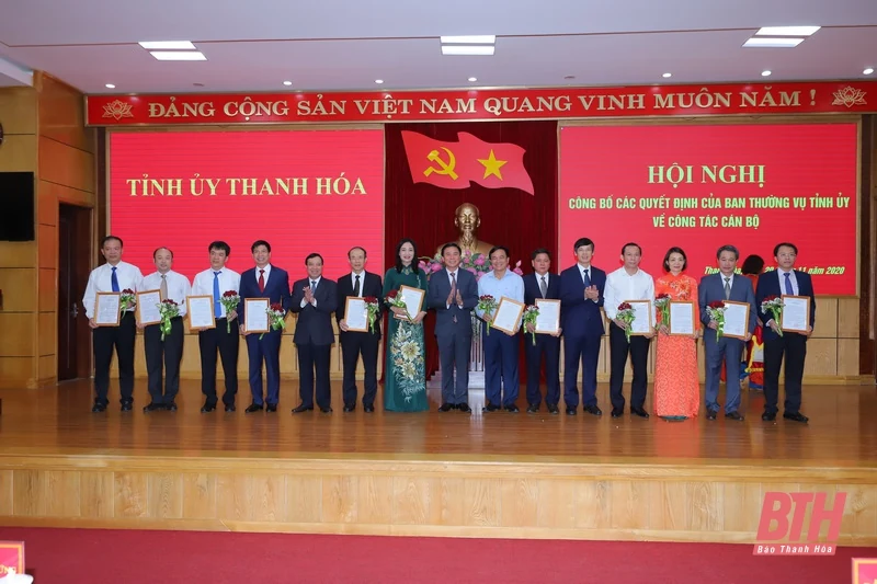 Trao Quyết định về công tác cán bộ cho các đồng chí Ủy viên Ban Thường vụ Tỉnh ủy, Ủy viên ban chấp hành Đảng bộ tỉnh Thanh Hóa khóa XIX
