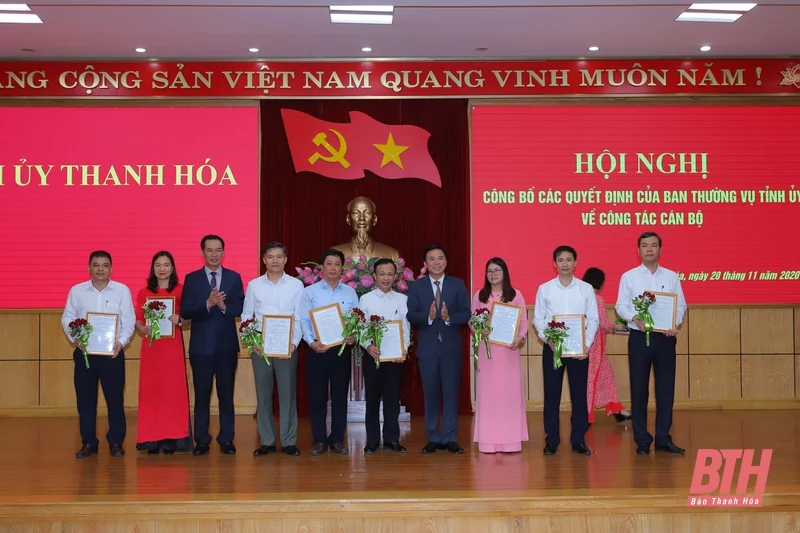 Trao Quyết định về công tác cán bộ cho các đồng chí Ủy viên Ban Thường vụ Tỉnh ủy, Ủy viên ban chấp hành Đảng bộ tỉnh Thanh Hóa khóa XIX