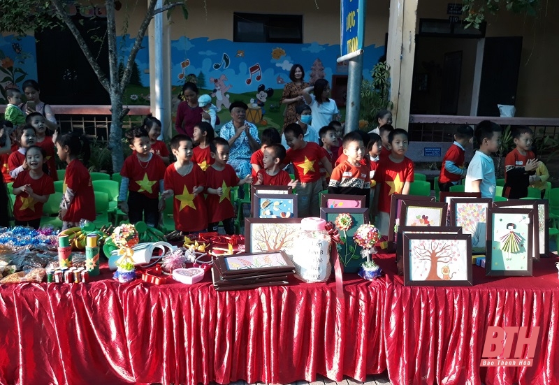 Trường Mầm non thực hành Hồng Đức tổ chức chương trình Hướng về miền Trung yêu thương