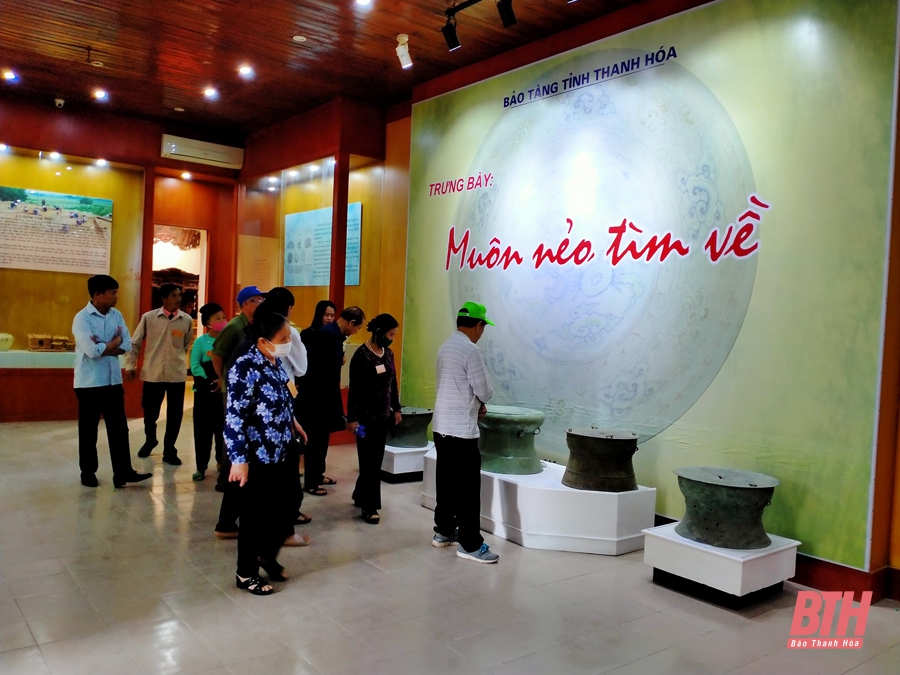 Bảo tàng tỉnh Thanh Hóa tiếp nhận hiện vật hiến tặng và trưng bày chuyên đề “Muôn nẻo tìm về”