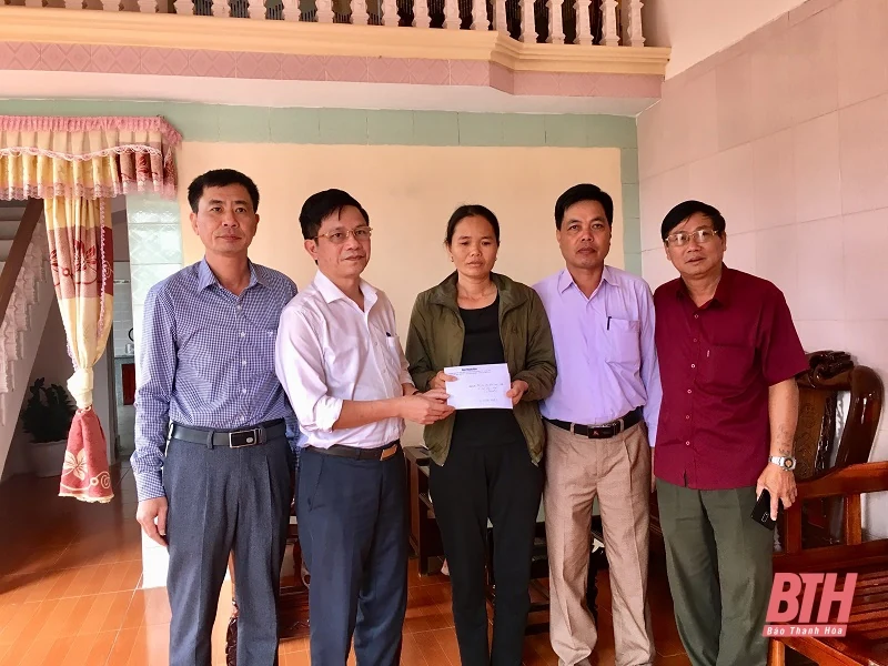 Trao tiền hỗ trợ của các cơ quan báo chí cho 2 gia đình công nhân mất tích tại Thủy điện Rào Trăng 3