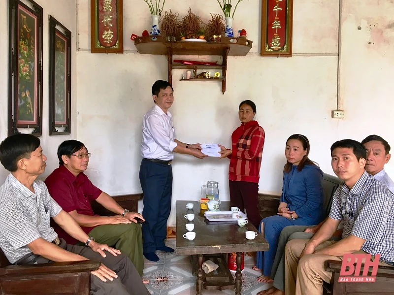 Trao tiền hỗ trợ của các cơ quan báo chí cho 2 gia đình công nhân mất tích tại Thủy điện Rào Trăng 3
