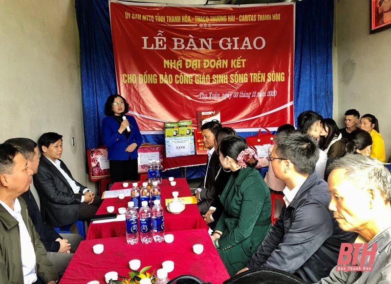 Bàn giao Nhà đại đoàn kết cho đồng bào công giáo sinh sống trên sông