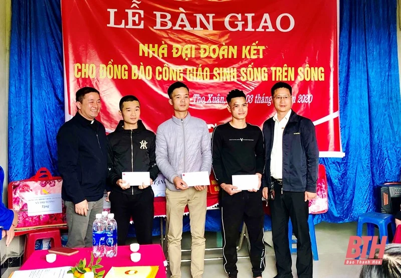 Bàn giao Nhà đại đoàn kết cho đồng bào công giáo sinh sống trên sông