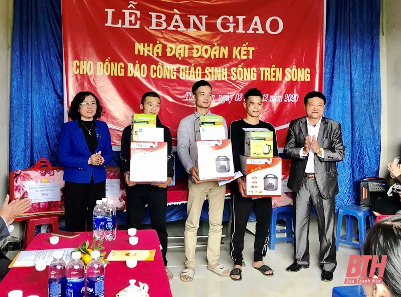 Bàn giao Nhà đại đoàn kết cho đồng bào công giáo sinh sống trên sông