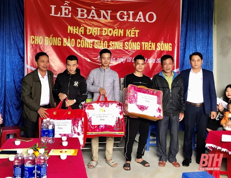 Bàn giao Nhà đại đoàn kết cho đồng bào công giáo sinh sống trên sông