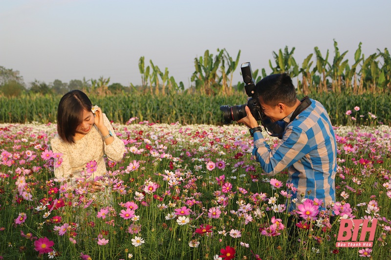 Thợ ảnh “đắt khách” mùa dịch vụ chụp ảnh cùng hoa