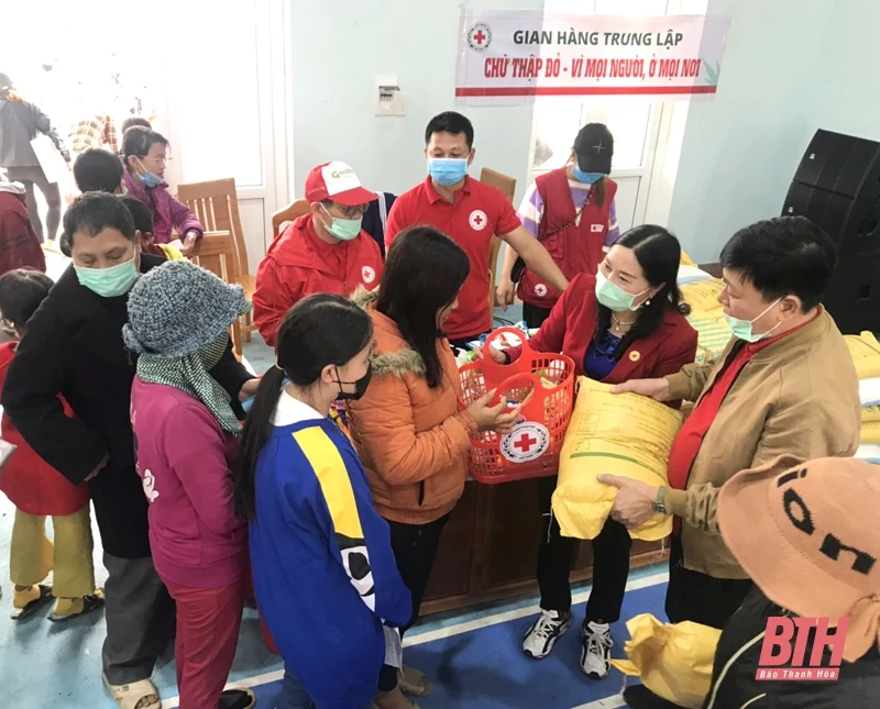 Hội Chữ thập đỏ Thanh Hóa tổ chức “Chợ nhân đạo” chia khó với đồng bào tại Thừa Thiên Huế