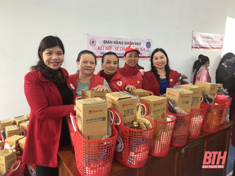 Hội Chữ thập đỏ Thanh Hóa tổ chức “Chợ nhân đạo” chia khó với đồng bào tại Thừa Thiên Huế