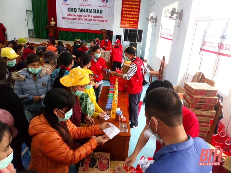 Hội Chữ thập đỏ Thanh Hóa tổ chức “Chợ nhân đạo” chia khó với đồng bào tại Thừa Thiên Huế