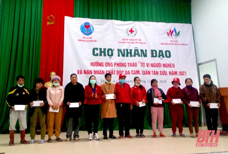 Hội Chữ thập đỏ Thanh Hóa tổ chức “Chợ nhân đạo” chia khó với đồng bào tại Thừa Thiên Huế